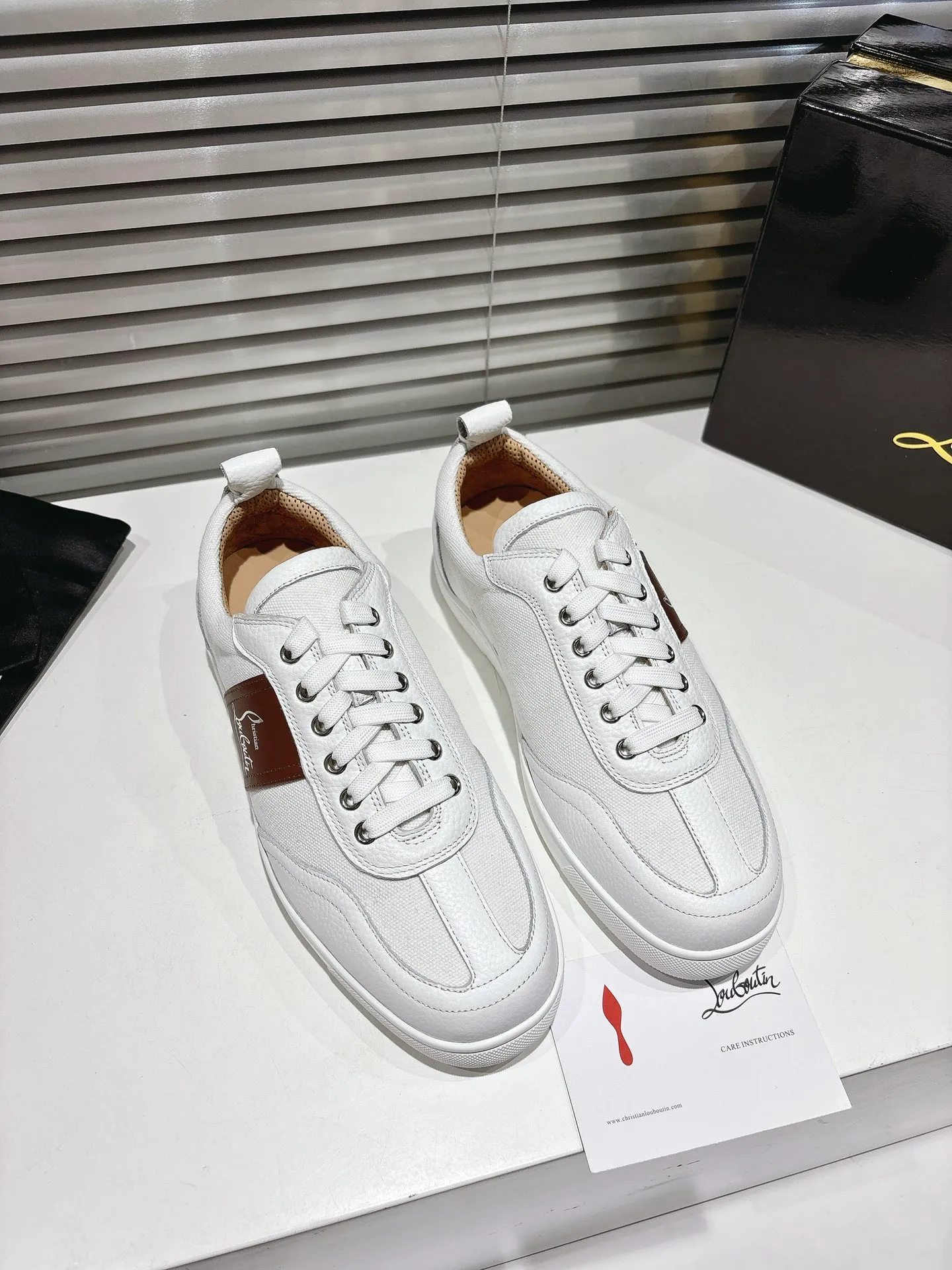 👟👟Ex-factory price 700👟👟 ╔Low top logo sports shoes╗ ·Top version customization·2025𝐬𝐬 𝑪𝒉𝒓𝒊𝒔𝒕𝒊𝒂𝒏 𝑳𝒐𝒖𝒃𝒐𝒖𝒕𝒊𝒏 Retero flat sneakers are smooth and crafted in white grained calfskin and canvas. It is decorated with a stylish side strap with the iconic Maison Christian Louboutin logo, contrasting with Cuoio brown leather for an effortlessly stylish look. This modern sneaker combines a retro '70s look with modern sophistication, featuring a flexible construction. ▪️No matter the last type, fabric, rhinestones, nails, lining, outsole, it is as close as possible to ZP... ▪️The original sole is specially provided by the original factory ▪️The lining is imported water-dyed cowhide ▪️Private customization time is about 3-7 days —————— Size: Women's 35M-41M Men's 38M-47M